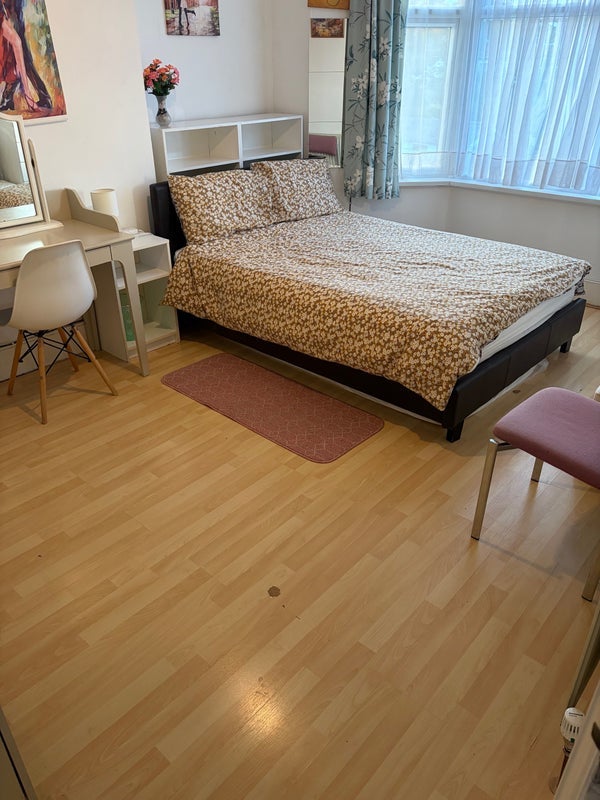 Room Upsdell Avenue in Greater London