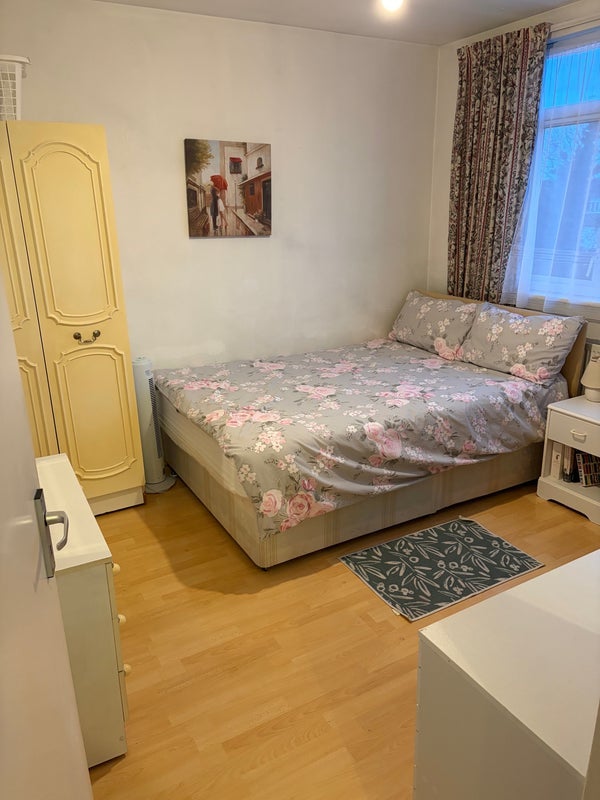 Room Upsdell Avenue in Greater London