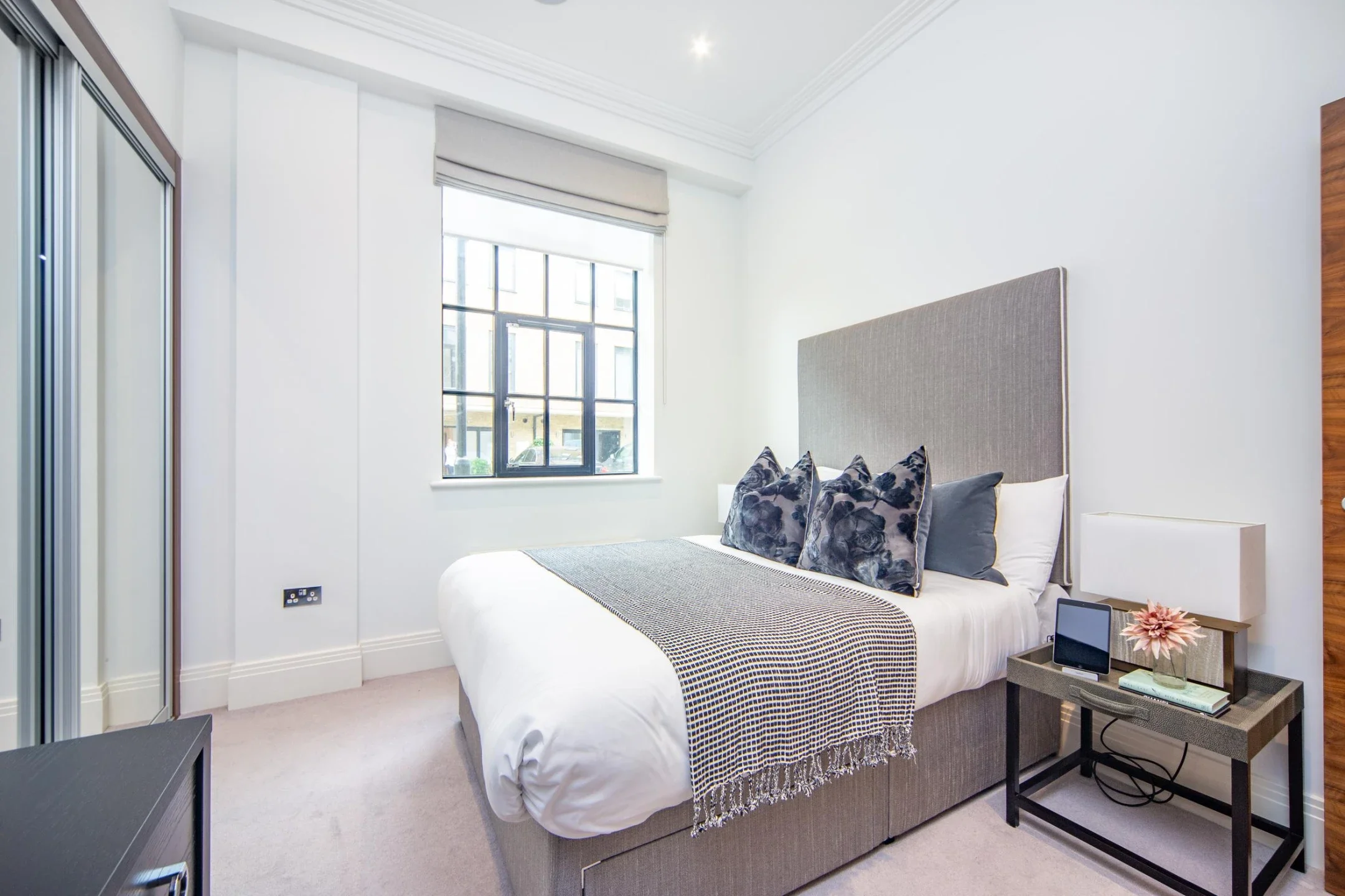 Flat Crabtree Lane in Greater London
