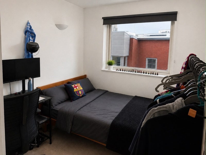Room City Road East in Manchester