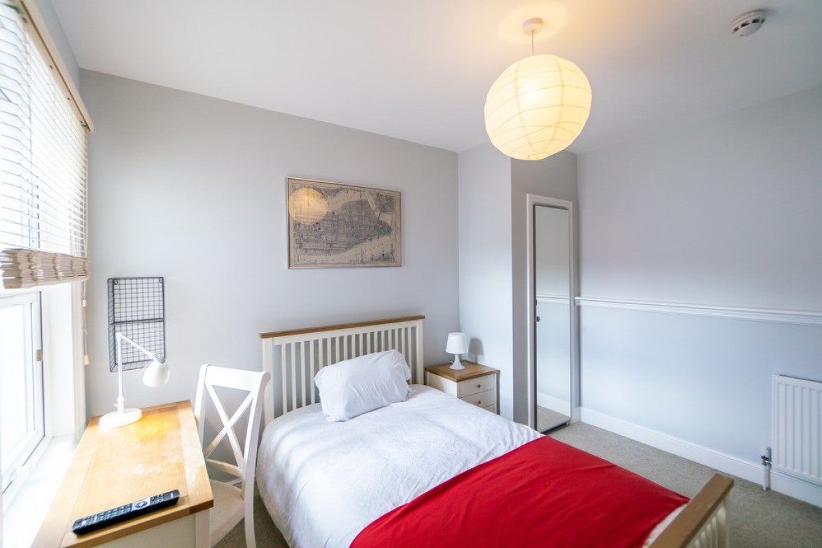 Room Caversham Road in Reading