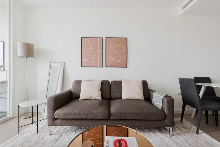 Flat Wyvil Road in Greater London
