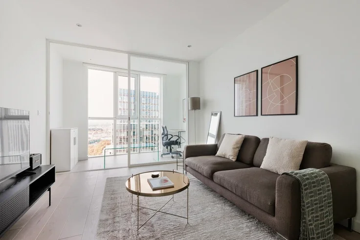 Flat Wyvil Road in Greater London