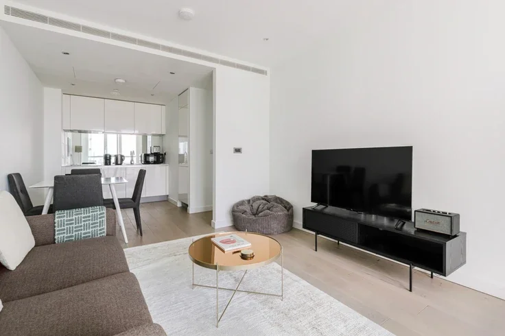 Flat Wyvil Road in Greater London