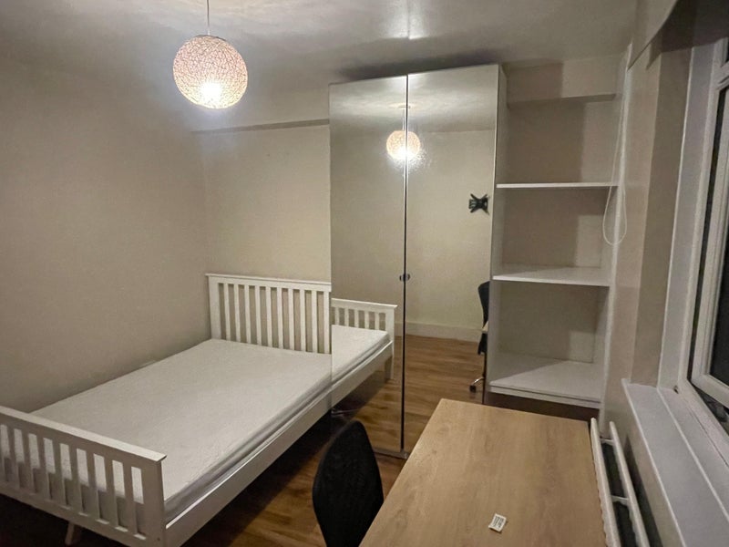 Room Kingsland Road in Greater London