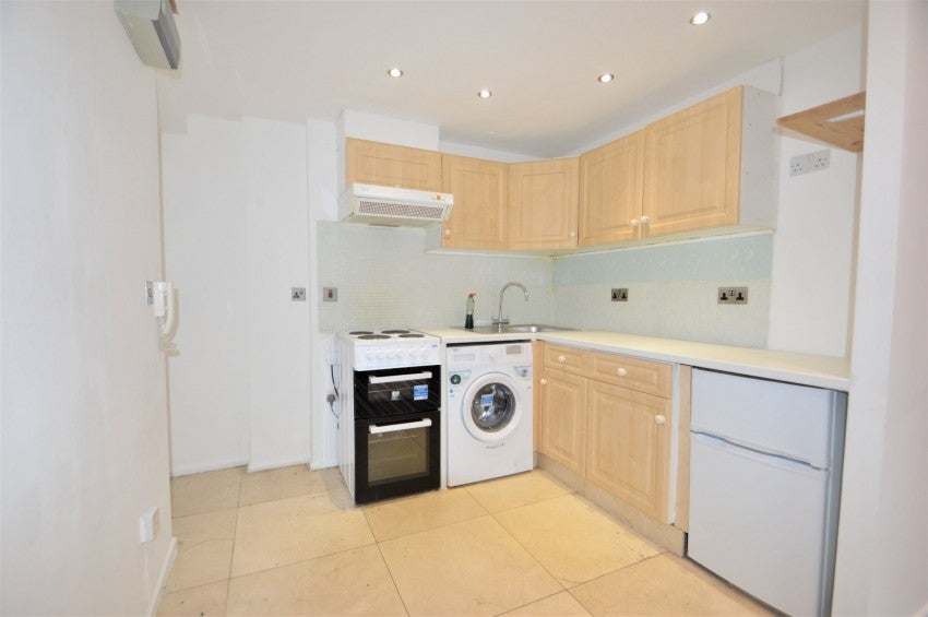 Flat Rochfords Gardens in Slough