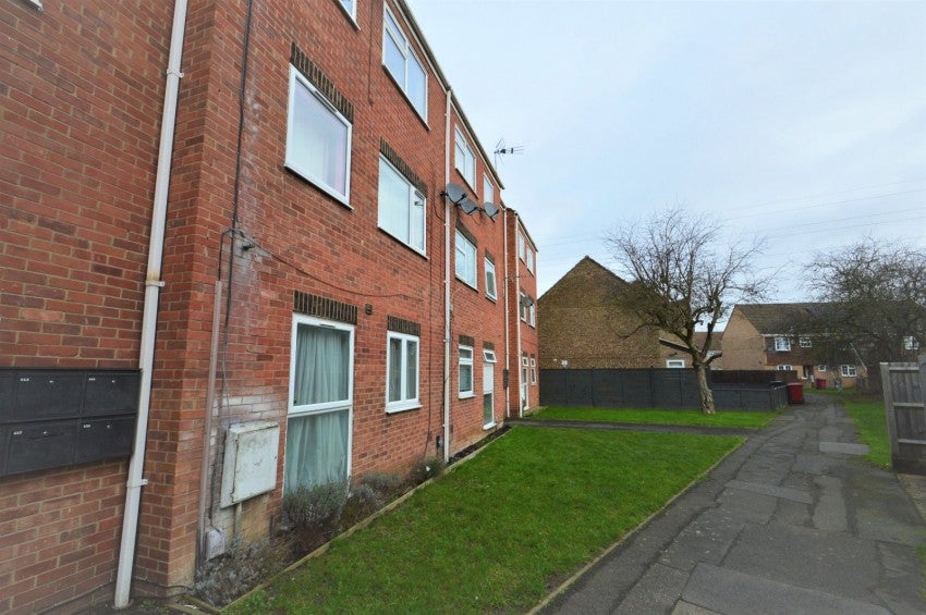 Flat Rochfords Gardens in Slough