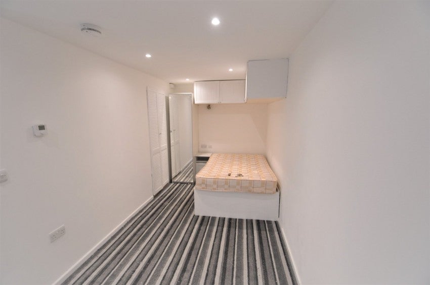 Flat Rochfords Gardens in Slough