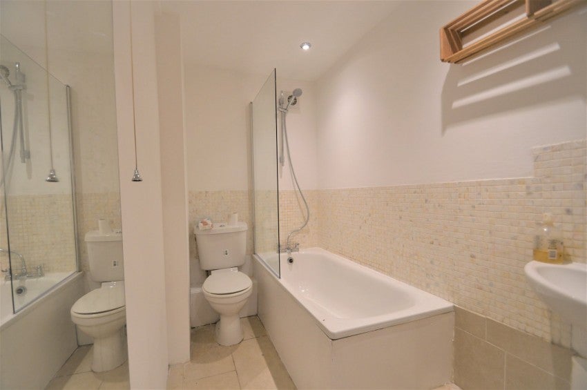 Flat Rochfords Gardens in Slough