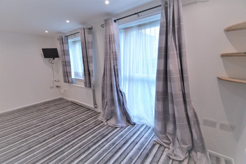 Flat Rochfords Gardens in Slough