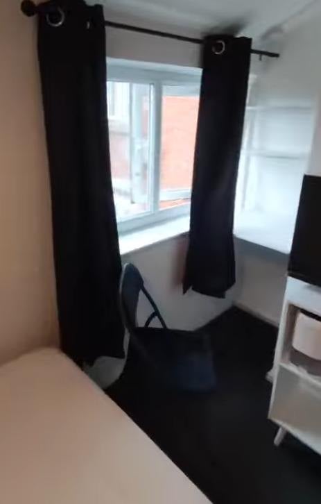 Room Kettering Road in Northampton