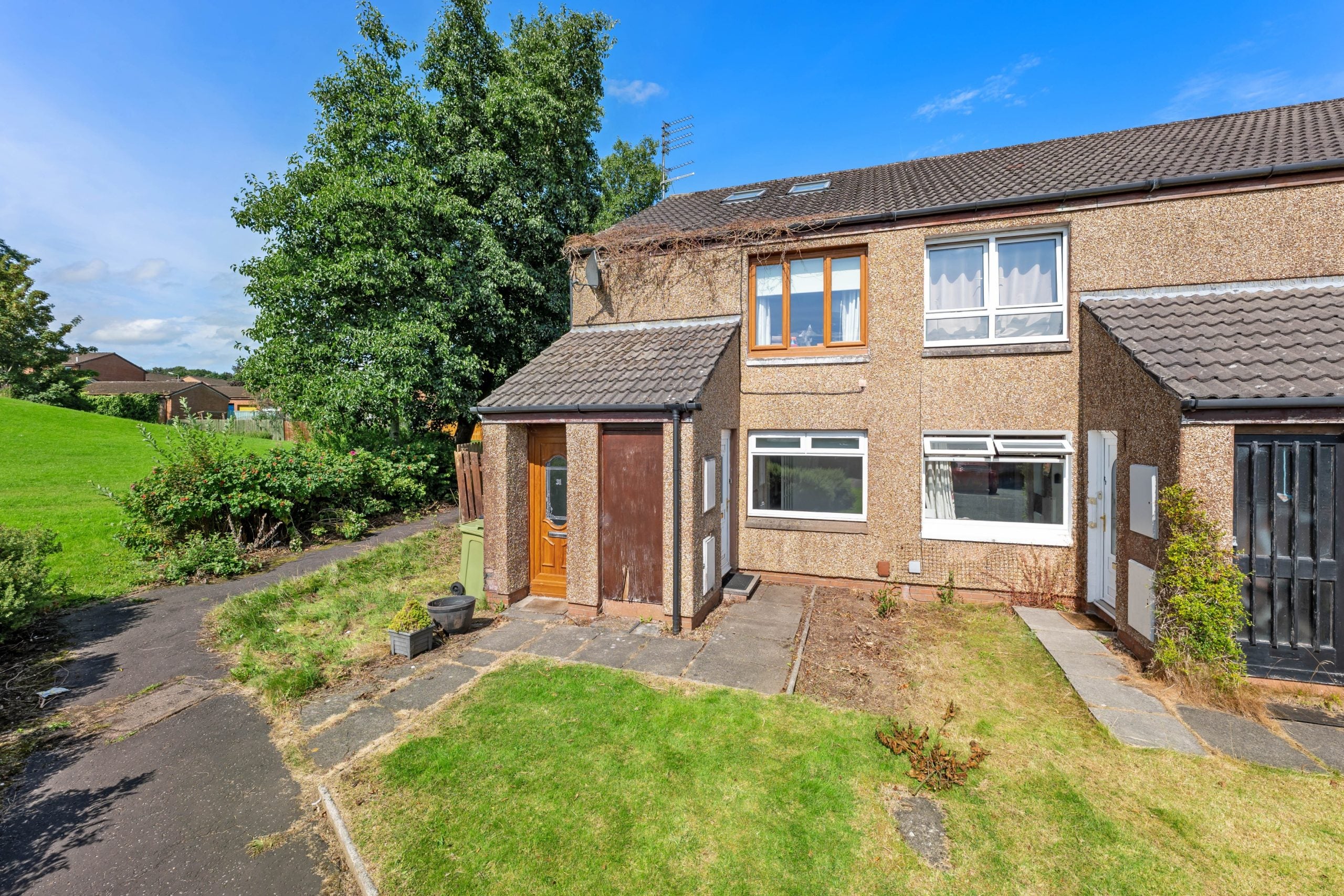 Flat Kingsford Court in Newton Mearns