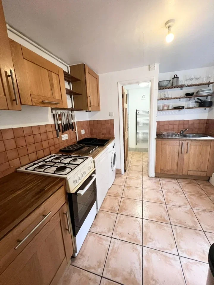 Room Shannon Grove in Greater London