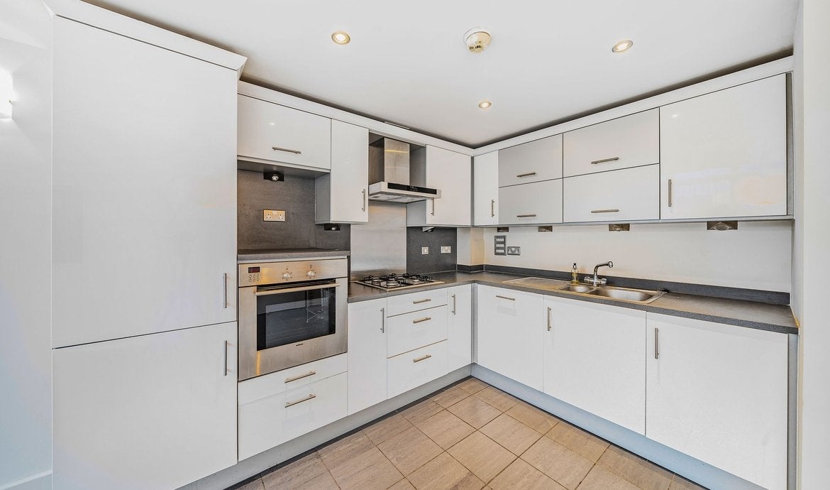 Flat Sanctuary Street in Greater London