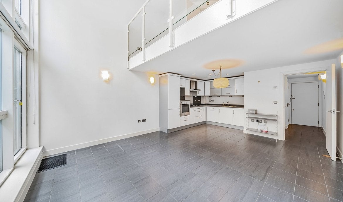 Flat Sanctuary Street in Greater London