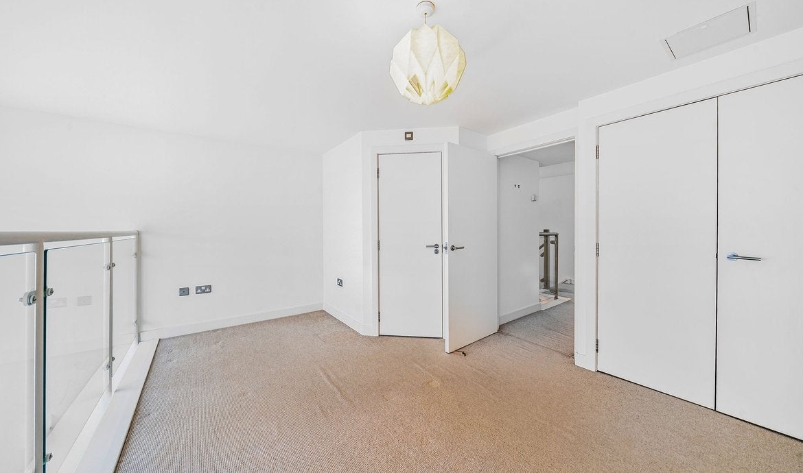 Flat Sanctuary Street in Greater London