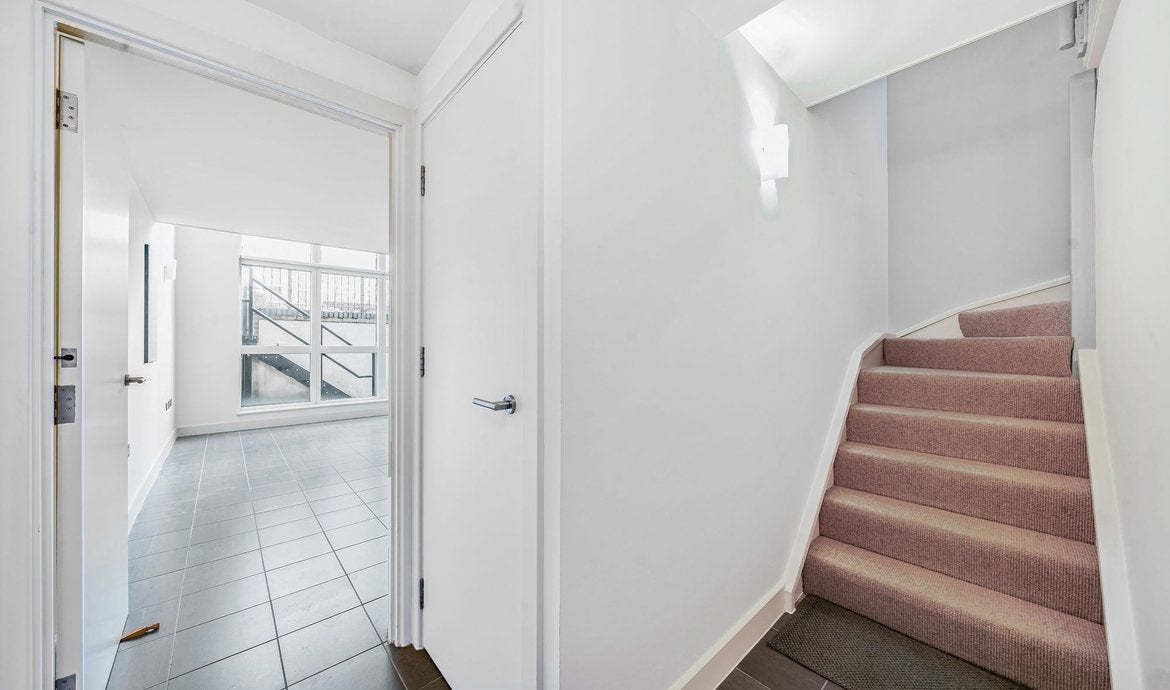 Flat Sanctuary Street in Greater London