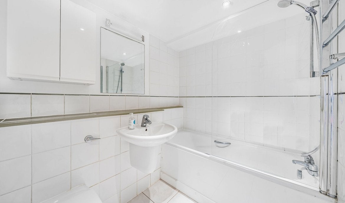 Flat Sanctuary Street in Greater London