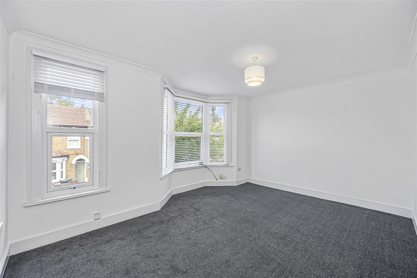 Flat Oakdale Road in Greater London