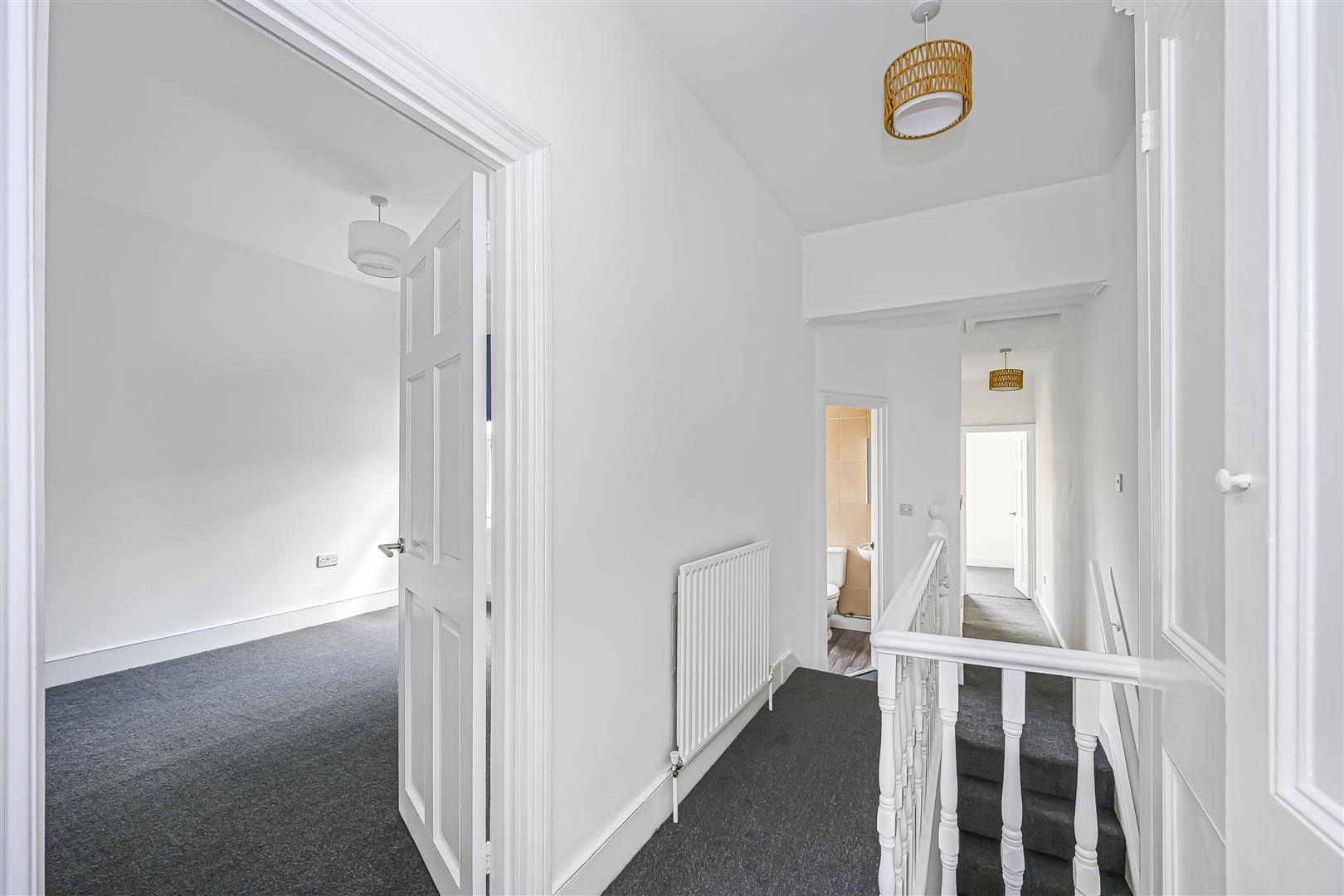 Flat Oakdale Road in Greater London