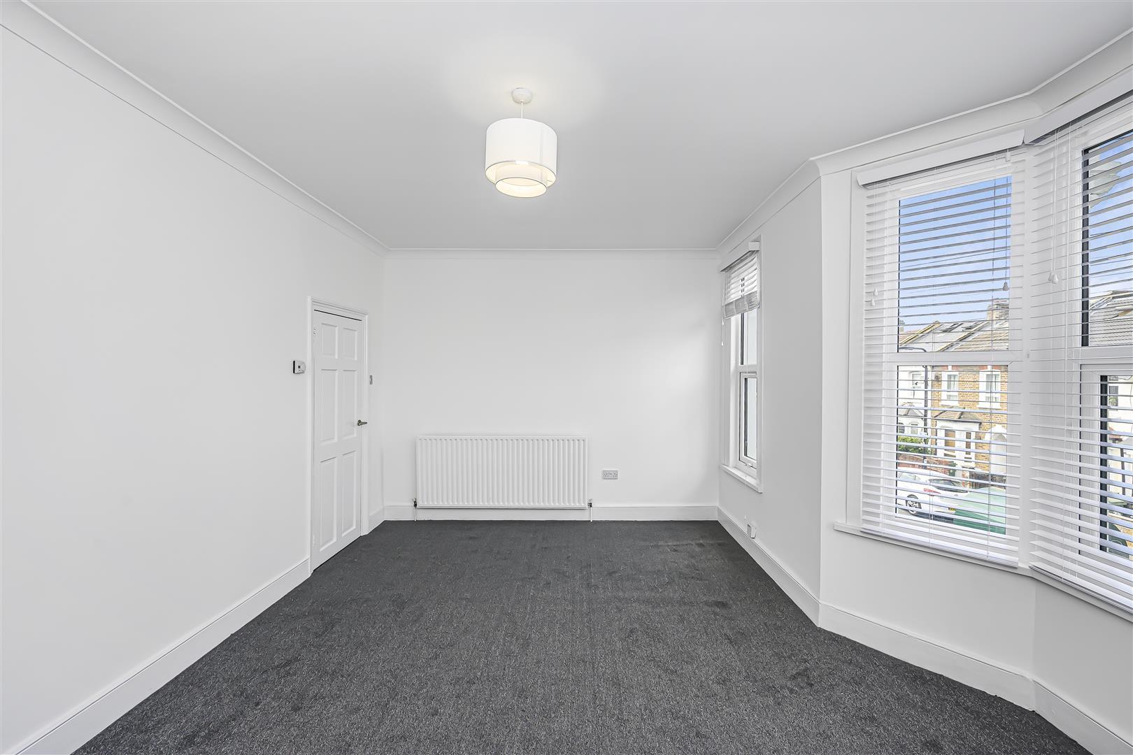 Flat Oakdale Road in Greater London