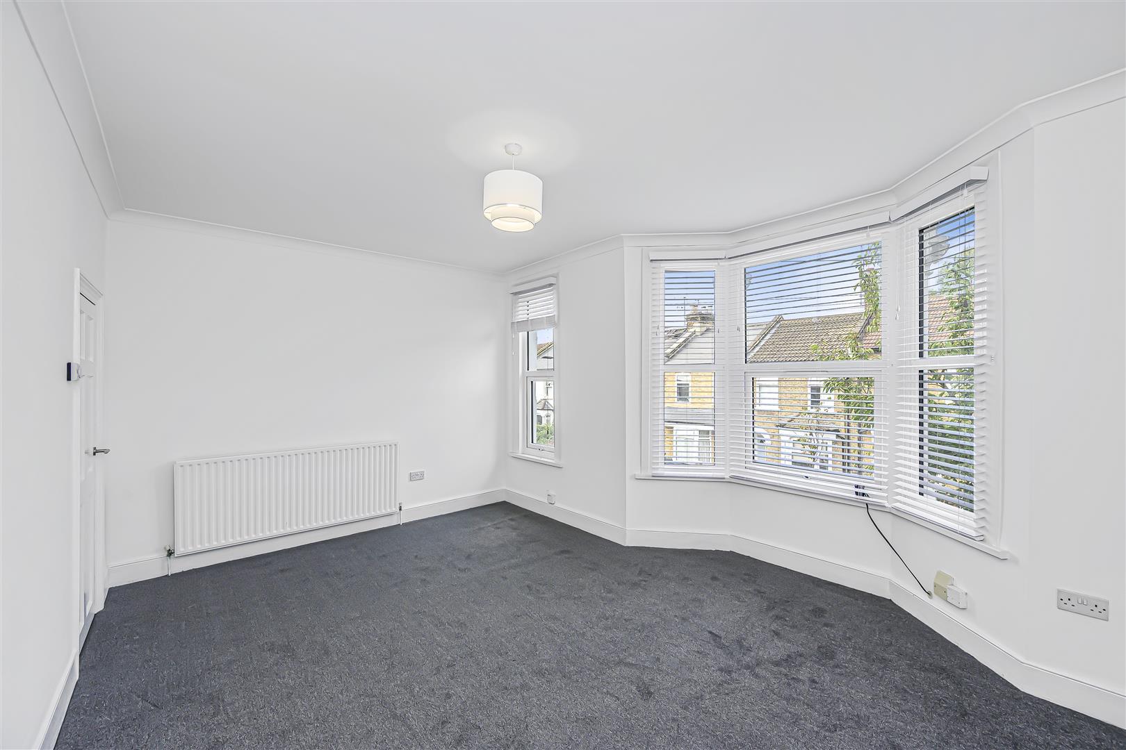Flat Oakdale Road in Greater London