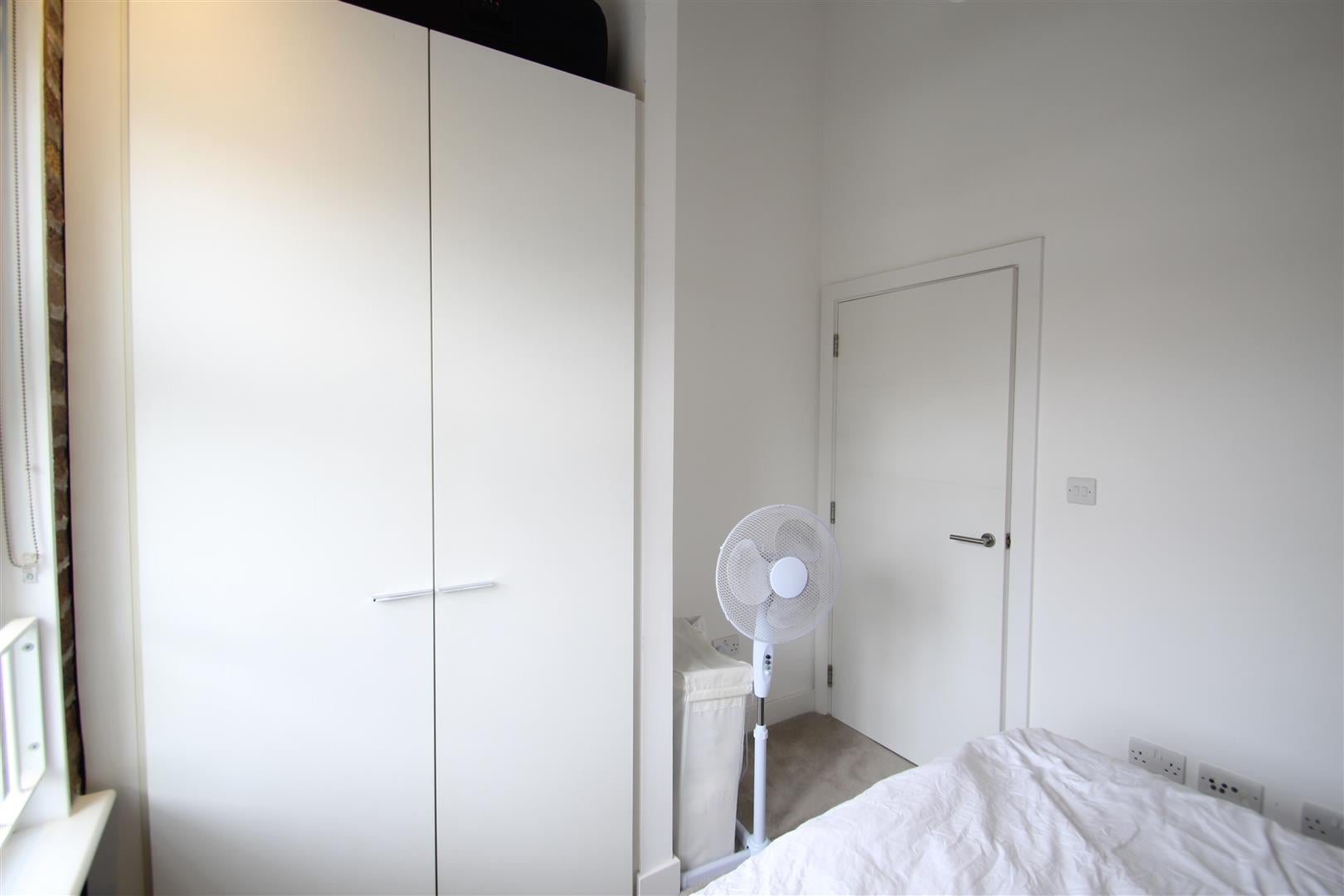Flat Dod Street in Greater London