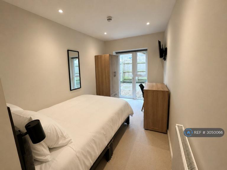 Room Ashley Road in Poole