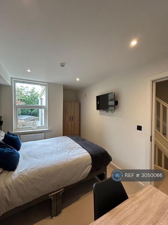 Room Ashley Road in Poole