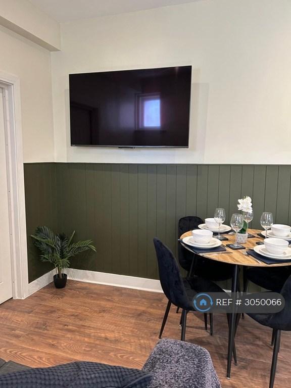 Room Ashley Road in Poole