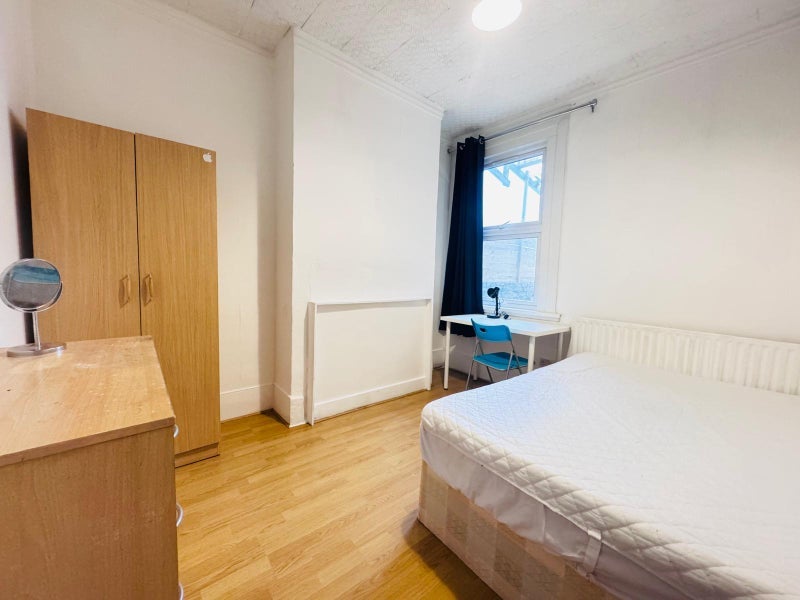 Room Ruckholt Road in Greater London