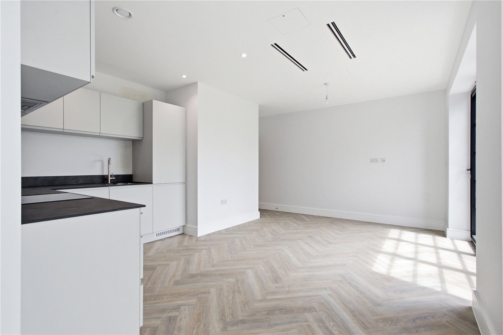 Flat Brunswick Park Road in Greater London