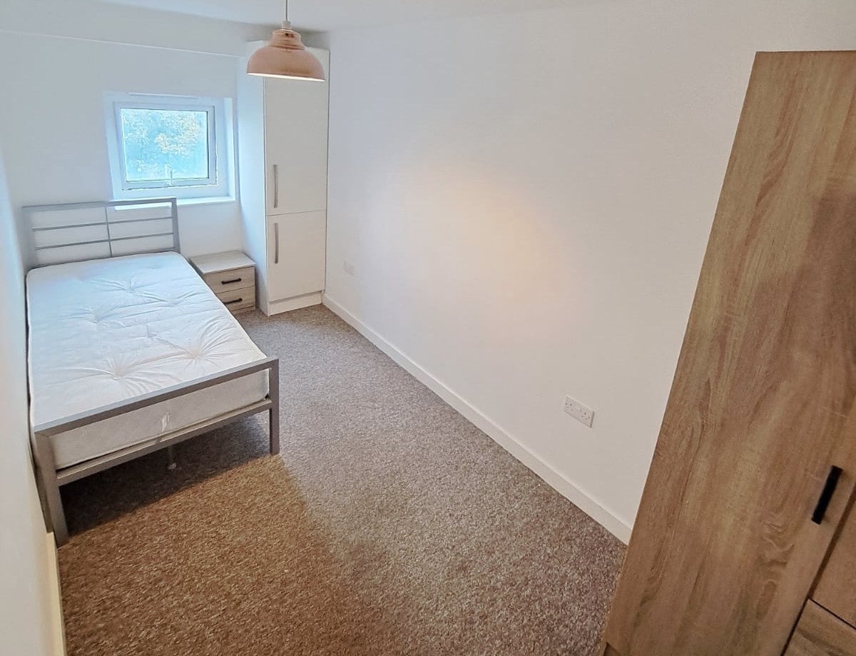 Flat Carriage Close in Hale