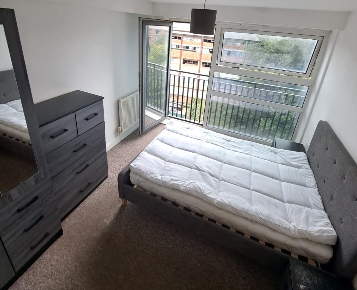 Flat Carriage Close in Hale