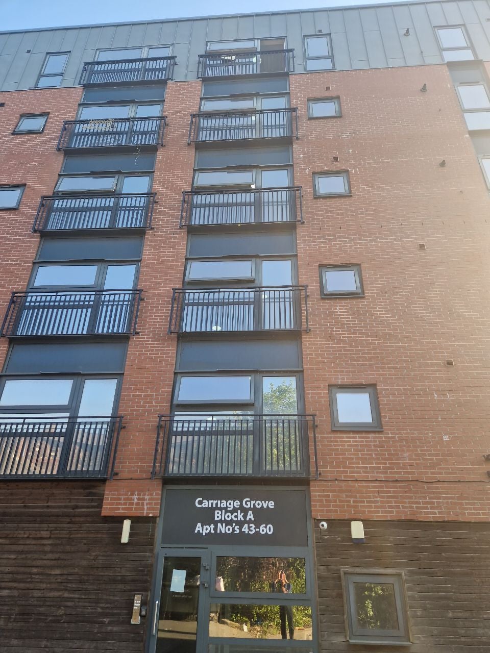 Flat Carriage Close in Hale