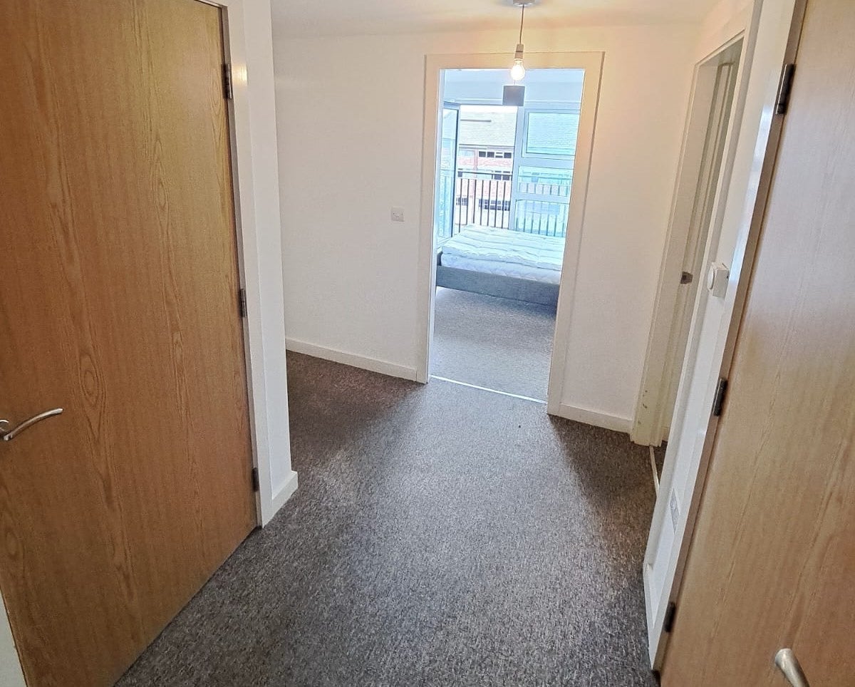 Flat Carriage Close in Hale