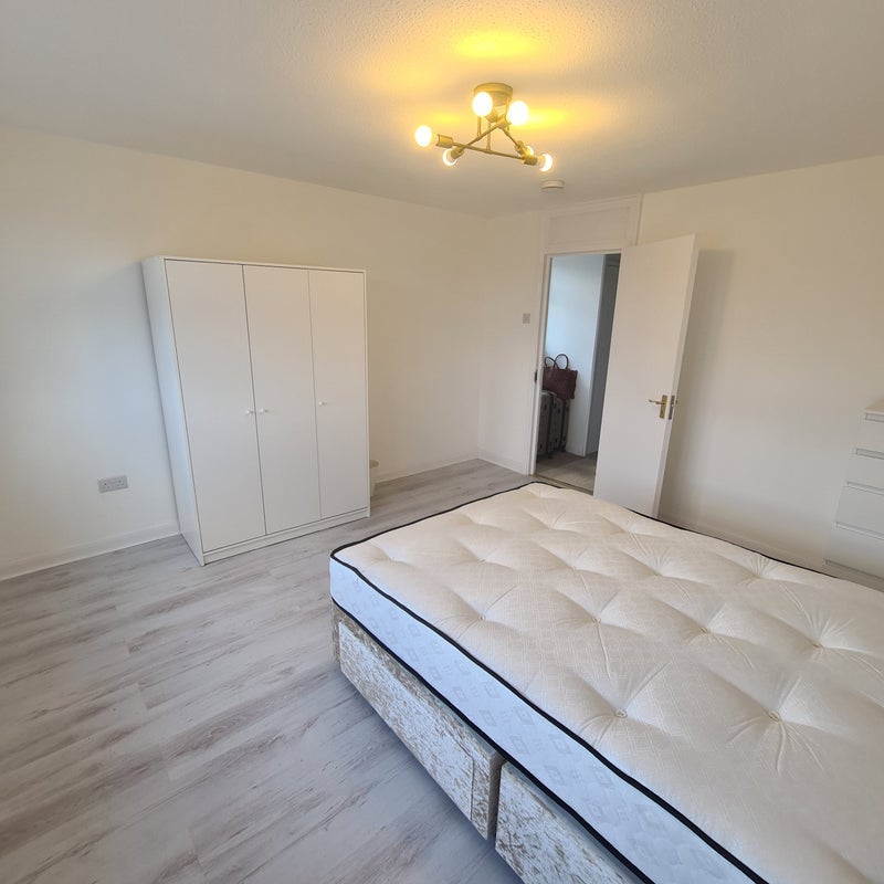 Room Wilkinson Road in Greater London
