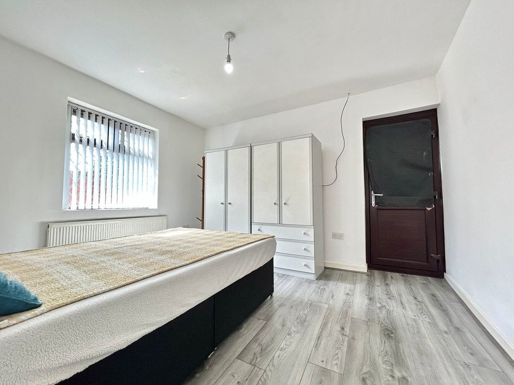 Flat Whitmore Park Road in Coventry