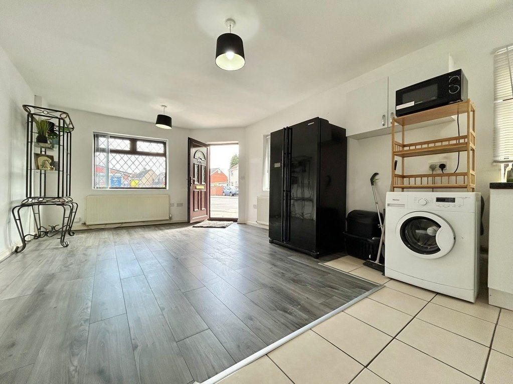 Flat Whitmore Park Road in Coventry