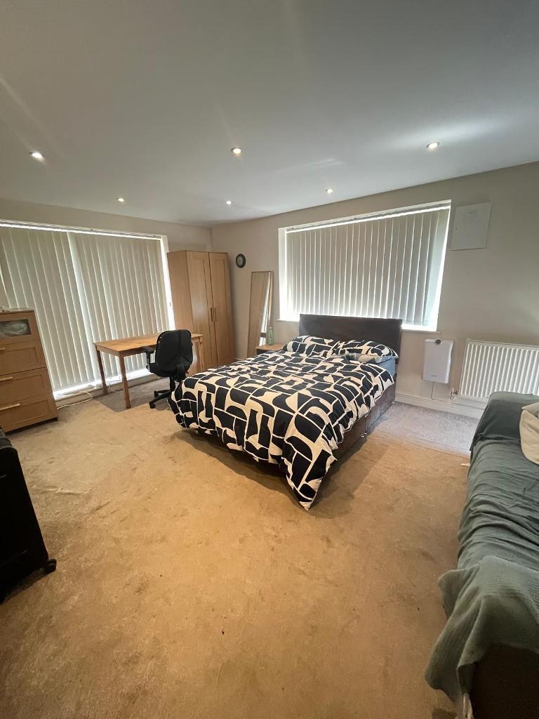 Flat Newport Avenue in Greater London
