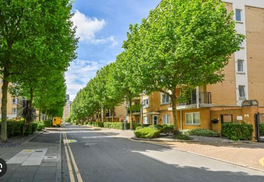 Flat Newport Avenue in Greater London
