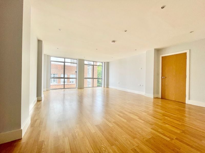 Flat Long Lane in Greater London