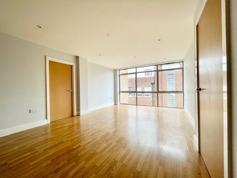 Flat Long Lane in Greater London