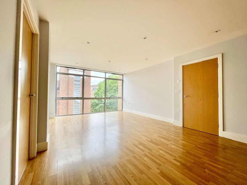 Flat Long Lane in Greater London