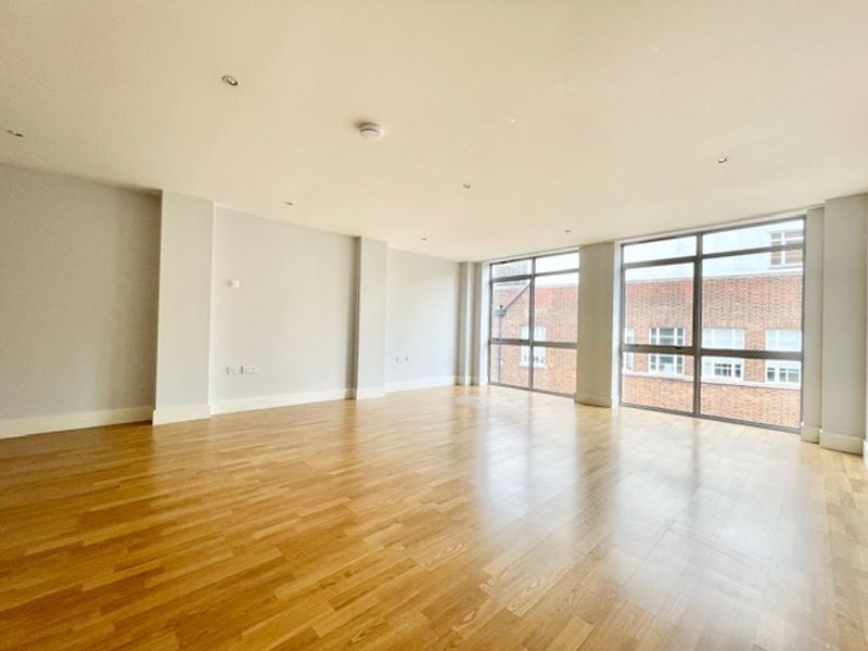 Flat Long Lane in Greater London