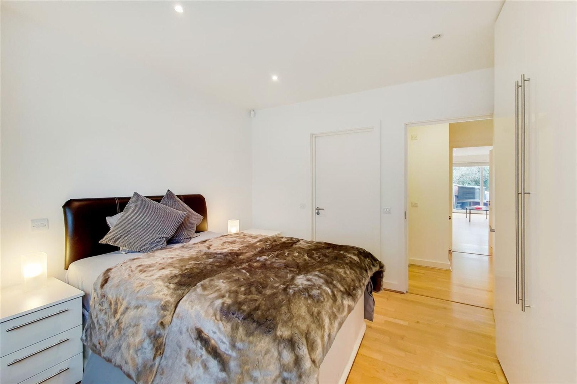Flat Torrington Park in Greater London