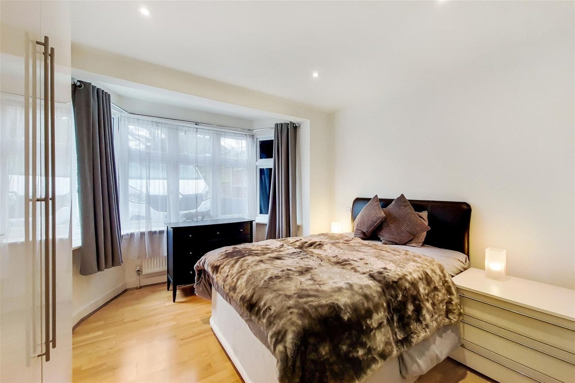 Flat Torrington Park in Greater London