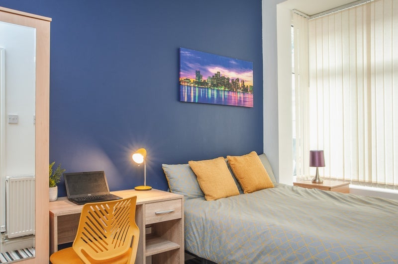 Room Bolingbroke Road in Coventry