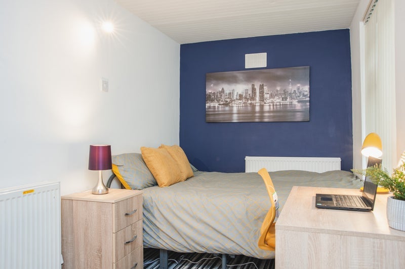 Room Bolingbroke Road in Coventry