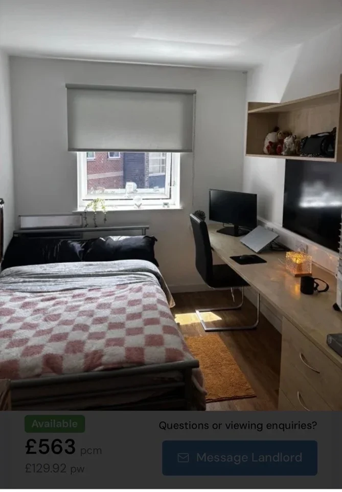 Room Rochester Square in Greater London